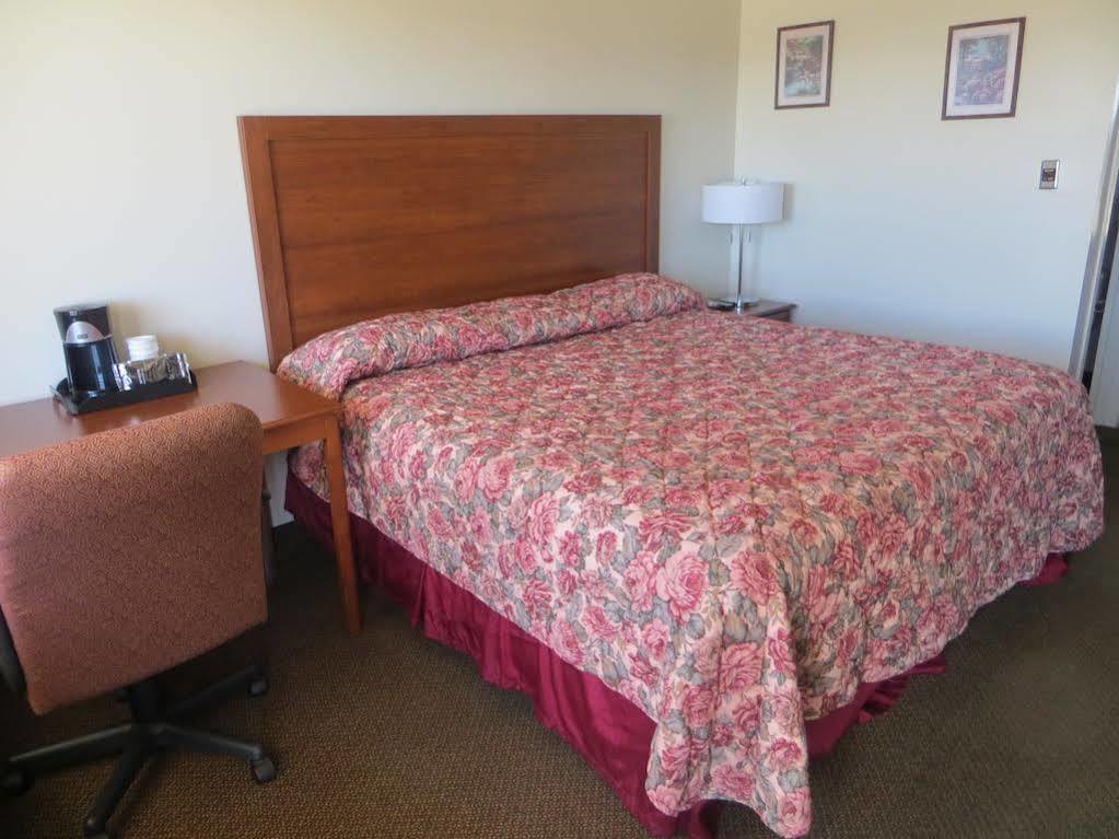 The Lodge At Russell - Russell Inn Екстериор снимка