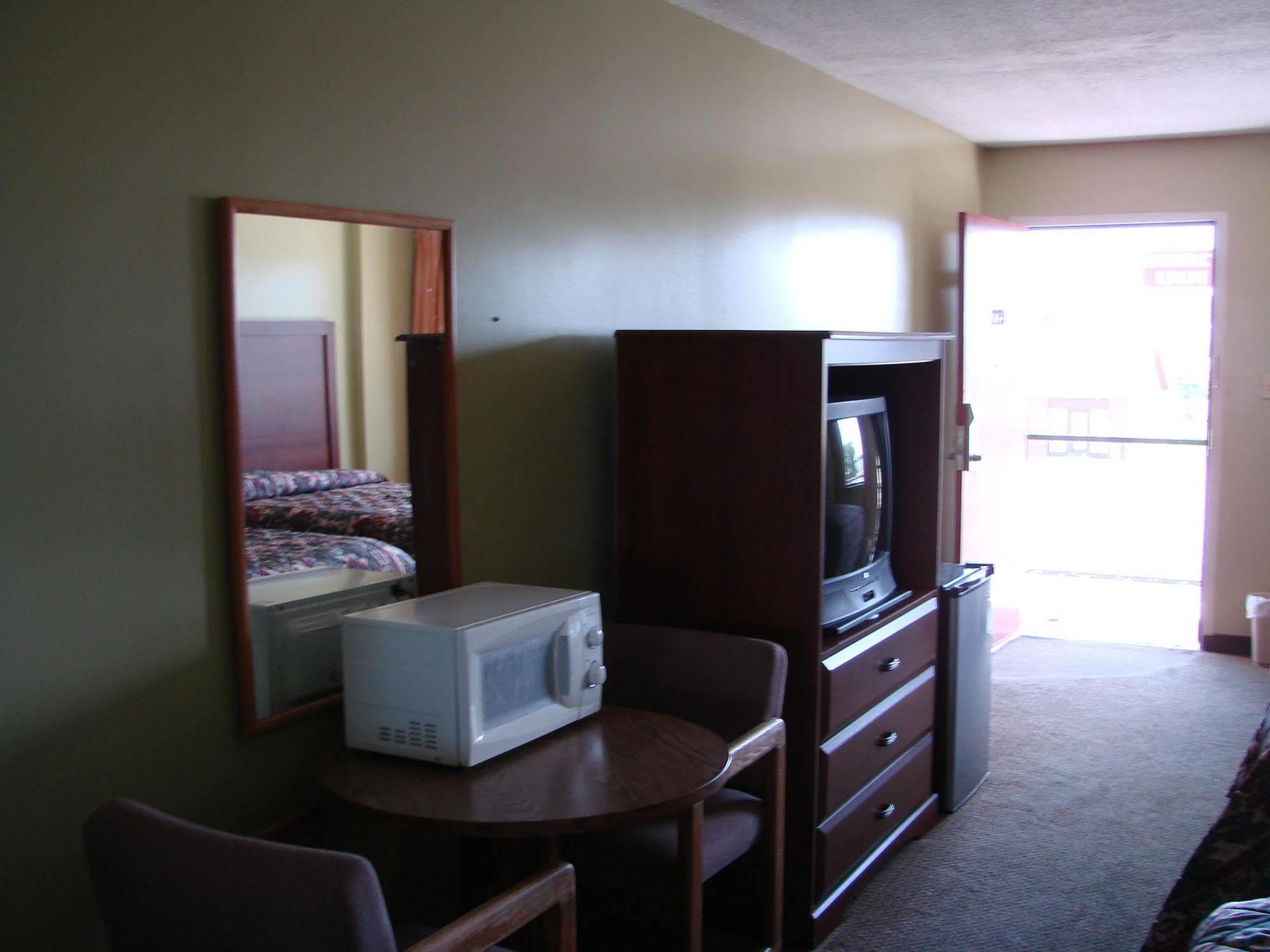 The Lodge At Russell - Russell Inn Екстериор снимка